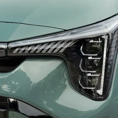 immagine approfondimento Inconfondibile striscia a LED frontale